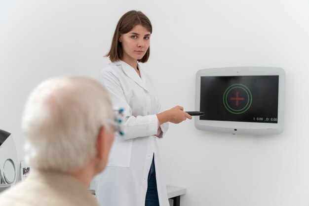 Jak interaktywne kioski multimedialne rewolucjonizują obsługę pacjentów w placówkach medycznych