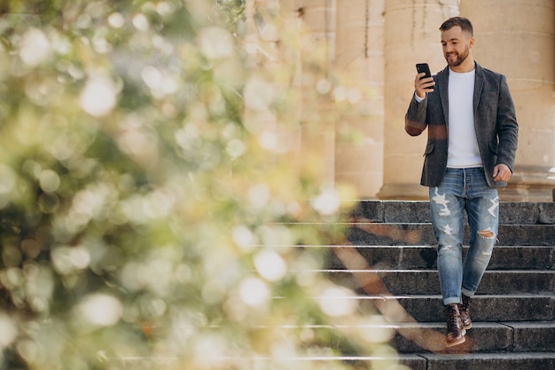 Jak wybrać telefon idealny do długich podróży i pracy w terenie?