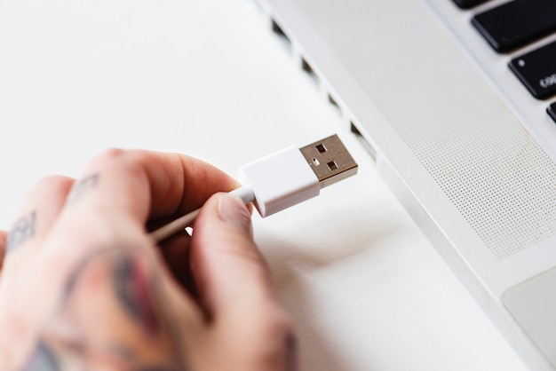 Jakie korzyści niesie ze sobą korzystanie z adapterów USB-C z miernikiem watów?